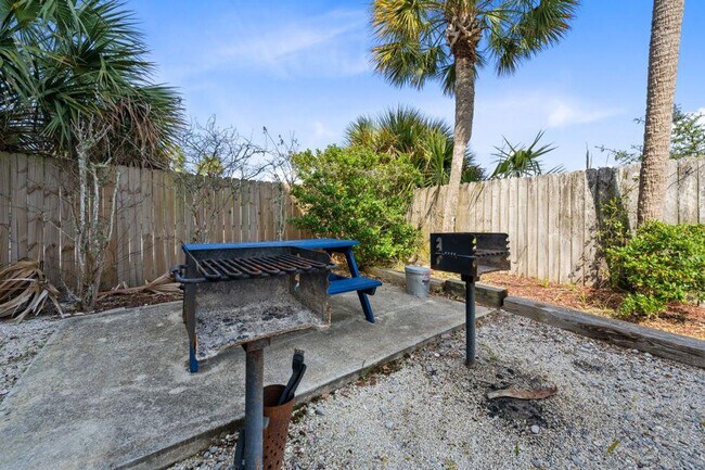 Building Photo - 1118 W Beach Blvd