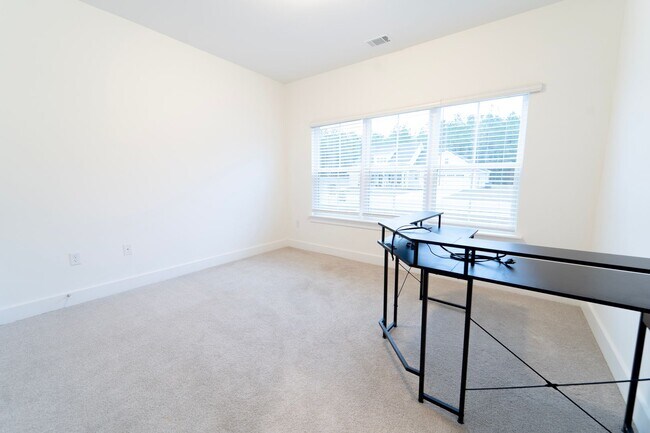 Building Photo - Stunning Like-New 4-Bedroom Home Just Minutes from Fort Stewart