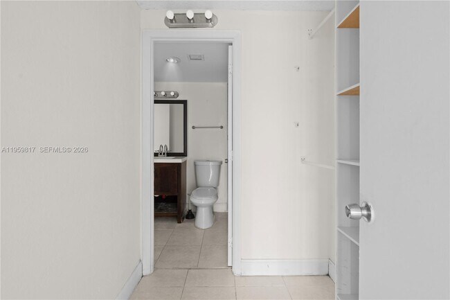 Building Photo - 4164 Inverrary Dr