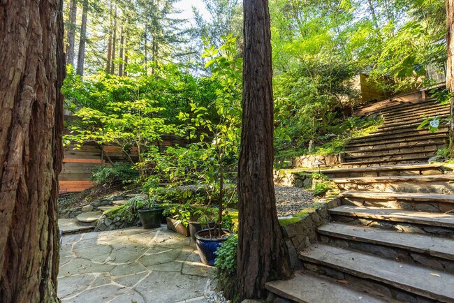 Building Photo - 522 Cascade Dr