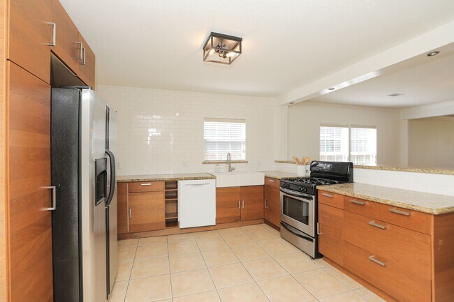 Building Photo - 905 Kern St