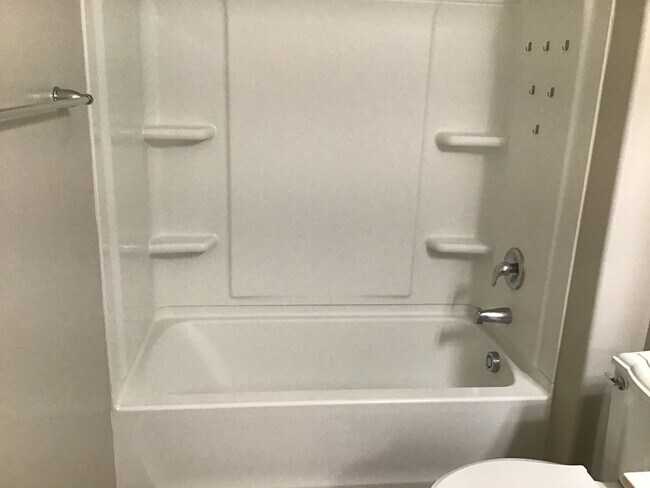 Building Photo - Clean, 3 Bdrm + Den, 2 Bath, 1842 sq/ft in...