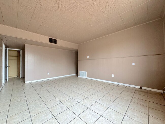 Building Photo - Northeast El Paso 4 Bed 2 Bath  Refrig A/C