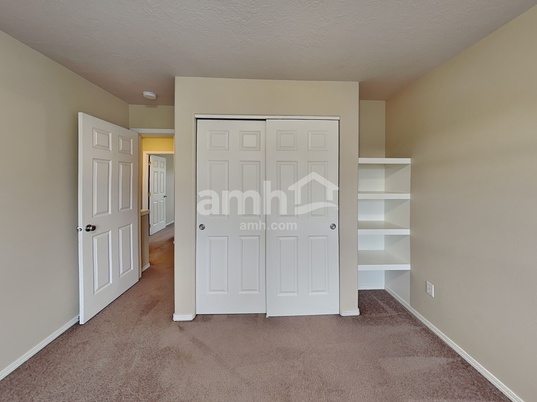 Building Photo - 2285 NW McGarey Dr