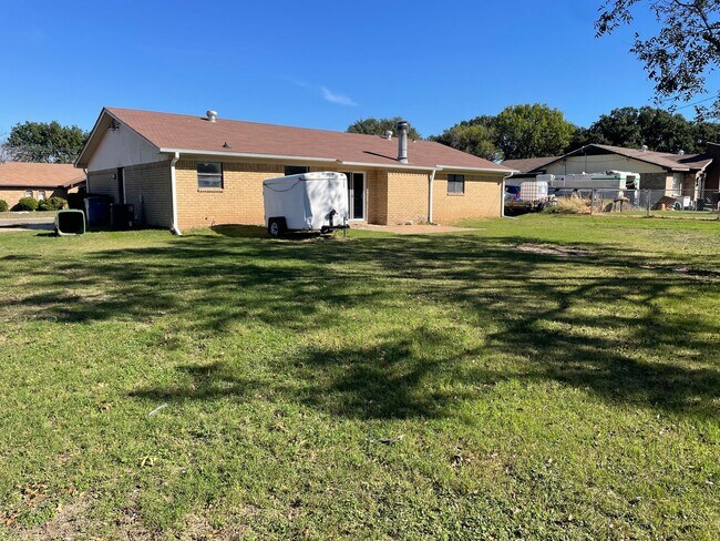 Building Photo - 229 Travis Ln