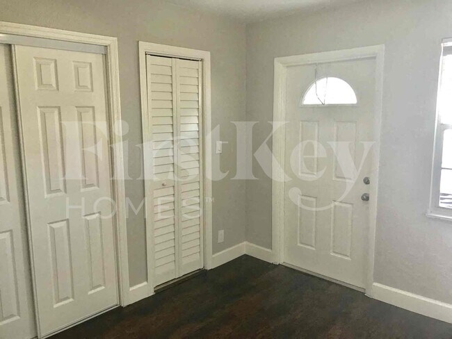 Building Photo - 1640 NE 32nd Pl