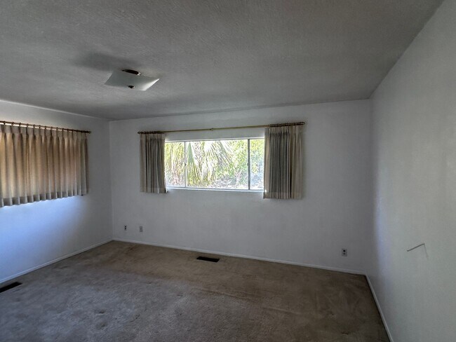 Building Photo - HOUSE