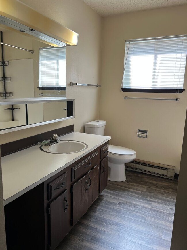 Building Photo - Pet-friendly 2 bedroom apartment with a/c,...