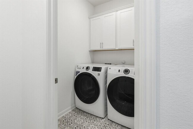 Building Photo - 413 Doodle Ln