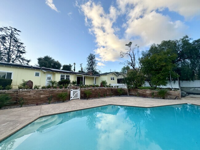 Building Photo - 9071 Paradise Park Dr