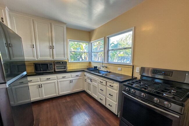 Building Photo - 2431 Walgrove Ave