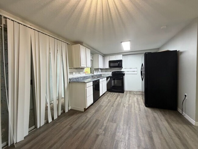 Building Photo - 702 21st Ave W