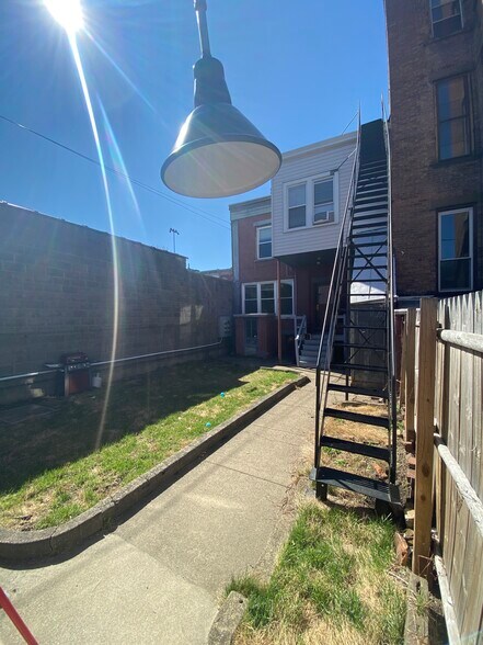 Building Photo - 110 4th St