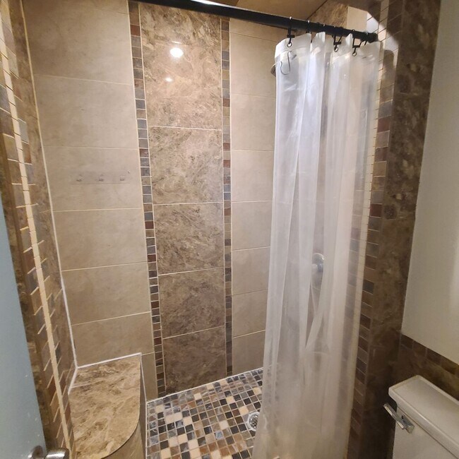 Building Photo - Spacious 3 BR+study/2.5 bath end-unit townhome w/balcony & patio!