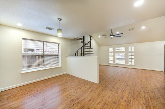 Building Photo - 16830 Scenic Gardens Dr