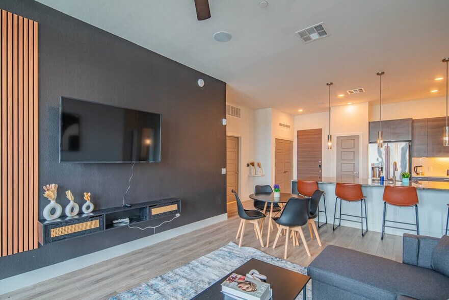 Building Photo - 15501 N Dial Blvd