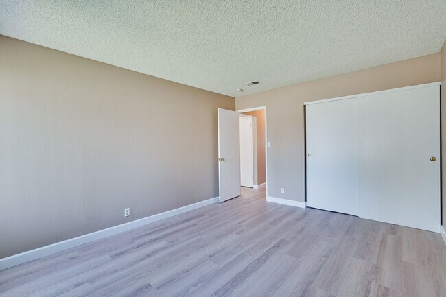 Building Photo - Remodeled 2 Bed 1 Bath Condo!
