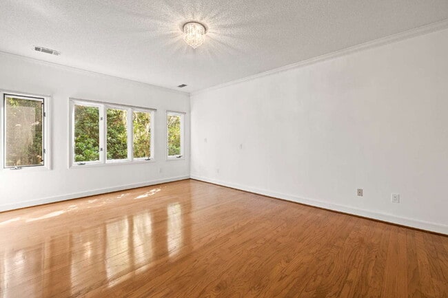 Building Photo - "Experience Southern Charm: Spacious 3-Bed, 3-Bath Home in The Landings"