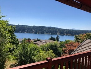 Building Photo - UNIQUE RAMBLER with views in Dockside at Kitsap Lake!