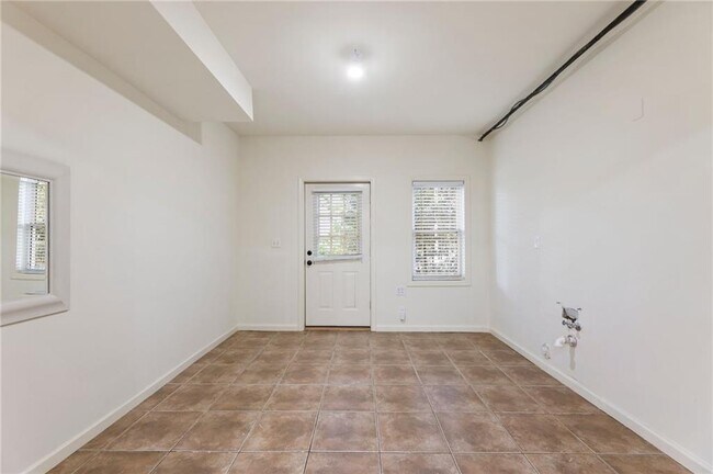 Building Photo - 330 Summerlin Dr