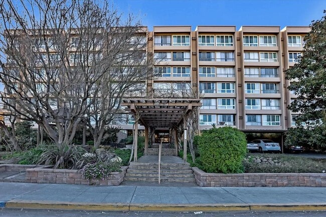 Building Photo - 1700 Civic Center Dr