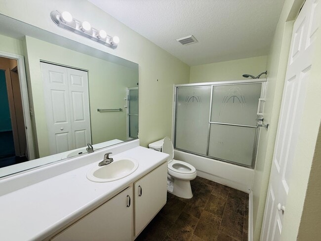 Building Photo - 2 Bedroom Condo For Rent in Carrollwood!