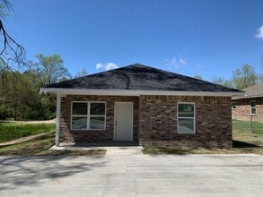 Building Photo - 3 bedroom 3 bath house built 2021