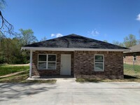 Building Photo - 3 bedroom 3 bath house built 2021