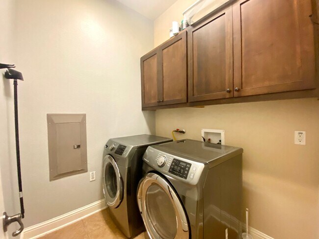 Building Photo - Large Home in Mueller!  Available for October!