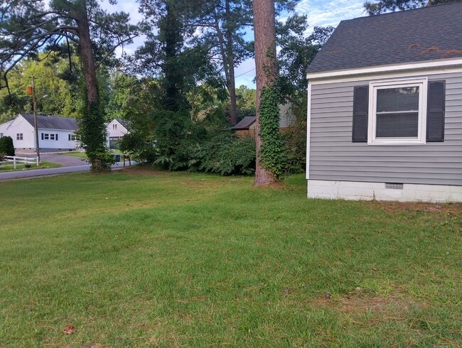 Building Photo - Lovely single family home available in the...