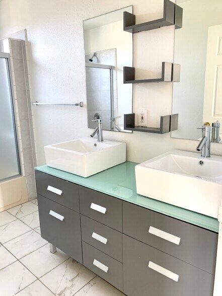 Building Photo - 2134 S Cloverdale Ave