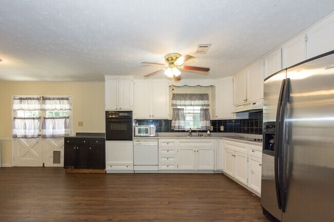 Building Photo - COMING SOON - 3 Bedroom 2 Bathroom Open Floorplan