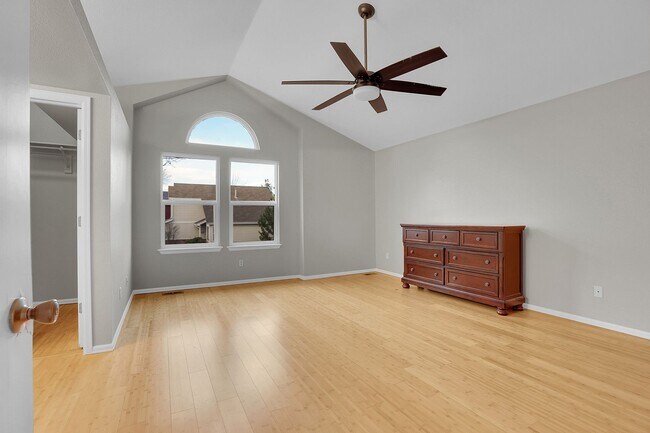 Building Photo - 5 bedroom, 3 1/2 bath home with attached 2 car garage