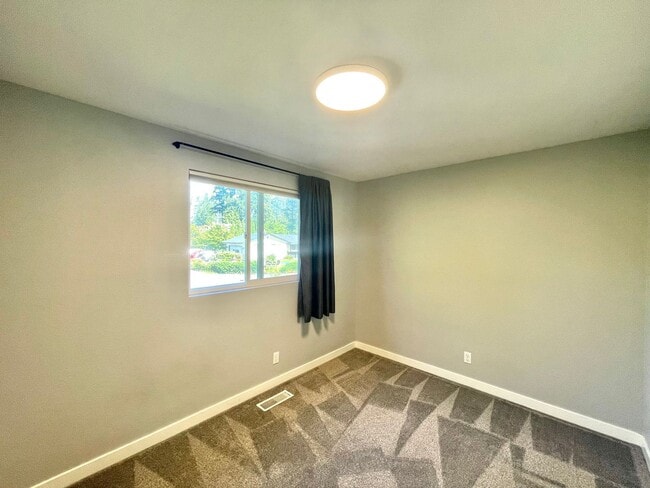 Building Photo - SIlverlake SFH with AC for rent