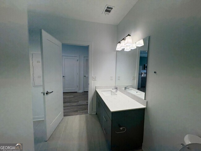 Building Photo - 525 Parkway Dr NE