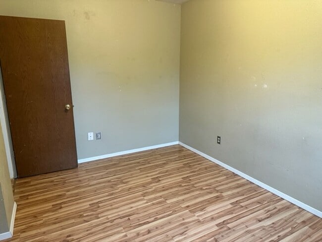 Building Photo - Spacious 6BD 2BA House