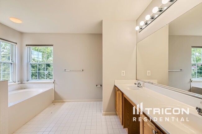 Building Photo - 611 China Clipper Cir
