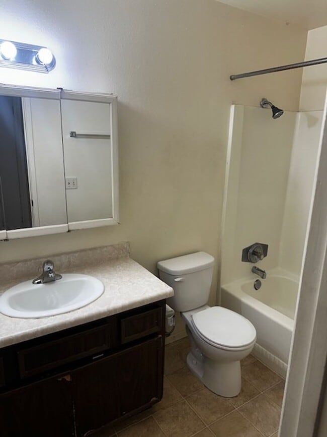 Building Photo - Upstairs 1bd/1ba Condo w/ Balcony