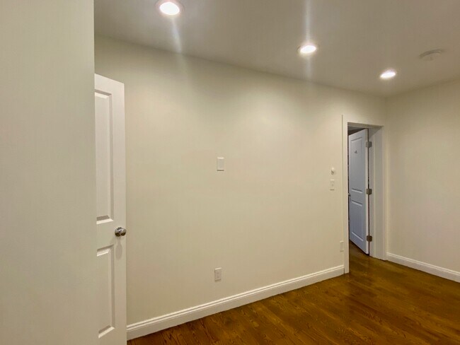 Building Photo - 5 N Margin St