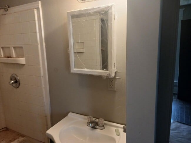 Building Photo - NEWLY REMODELED 3BED 1 BATH
