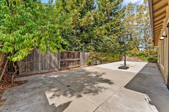 Building Photo - 10000 Shana Way