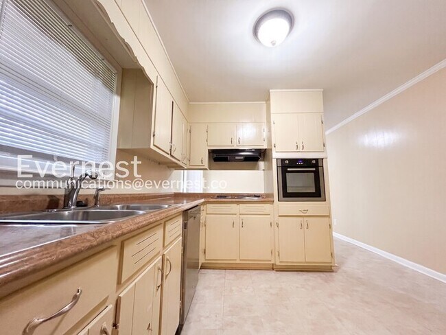 Building Photo - 3 Bed/1.5 Bath Home with Carport / No Pets Allowed / Coming Soon!