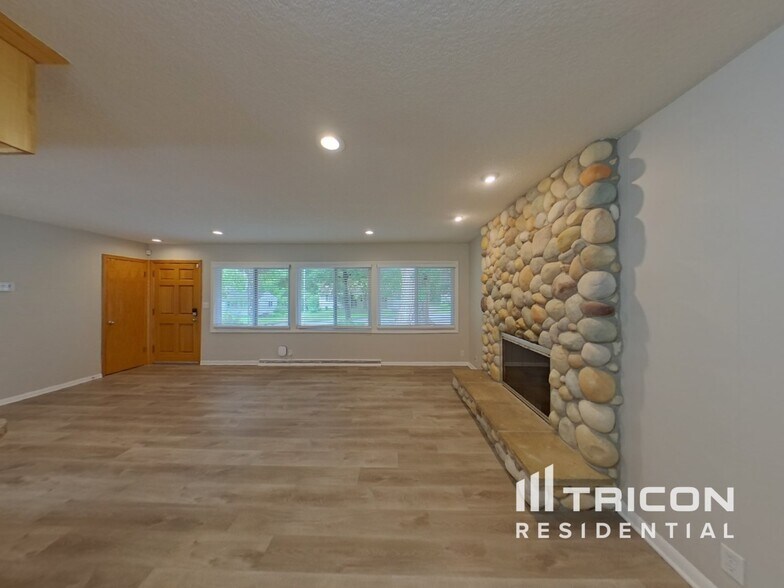 Building Photo - 3607 Robinwood Terrace