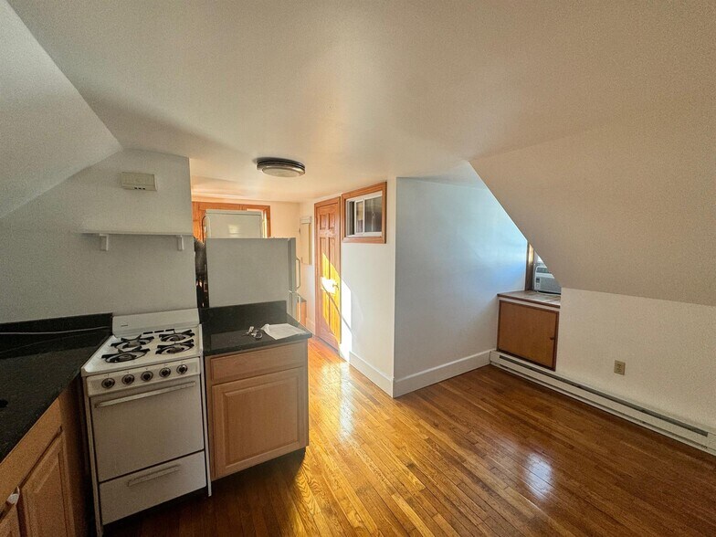 Building Photo - 8 Allen St