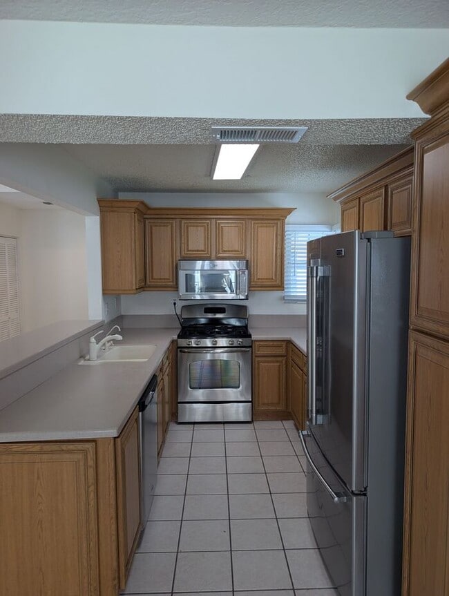 Building Photo - 108 N Lake Cir