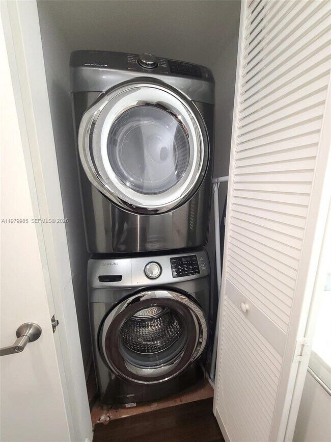 Building Photo - 951 Brickell Ave