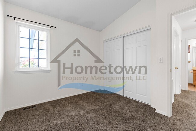 Building Photo - 3 Bedroom 2 Bathroom Home with Attached 2 Car Garage Available in Coeur d'Alene!