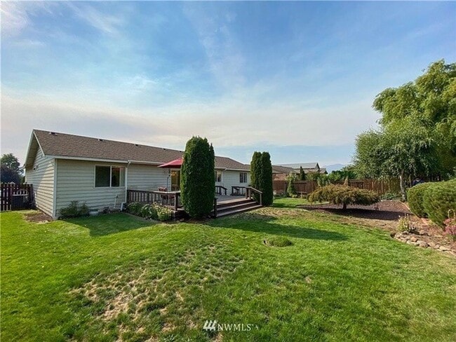 Building Photo - Fancher Field Neighborhood!! Charming, Single Family Rambler, 3 Bed - 2 Bath in East Wenatchee!