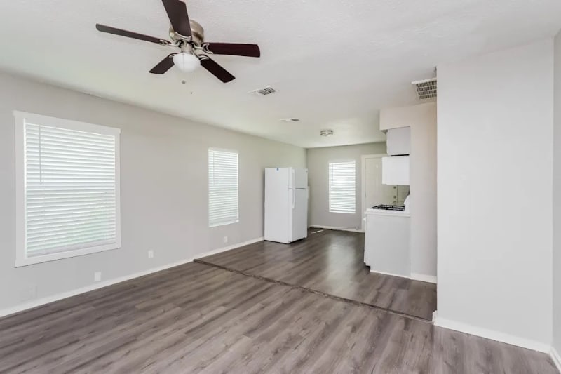 Building Photo - 5111 Royal Dr