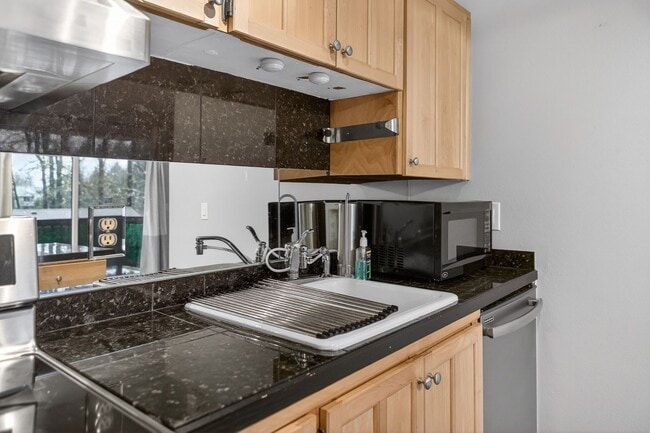 Building Photo - Condo / Apartment Unit